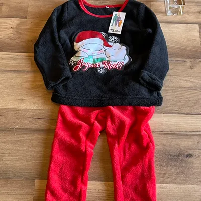 Je vend le pyjama fille taille 4 ans neuf 